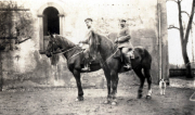 Historisches Bild von zwei Soldaten der Heer auf Pferden in einer ländlichen Umgebung
