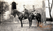 Historisches Bild von zwei Soldaten der Heer auf Pferden in einer ländlichen Umgebung