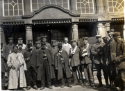 Soldaten der Heer vor einem historischen Gebäude in der frühen 20. Jahrhundert