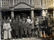 Soldaten der Heer vor einem historischen Gebäude in der frühen 20. Jahrhundert