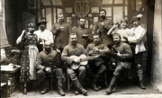Soldaten in traditioneller Kleidung versammeln sich während eines geselligen Abends in einem historischen Raum