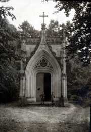 Kapelle im Wald mit zwei Soldaten in historischer Uniform
