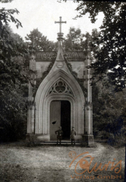 Kapelle im Wald mit zwei Soldaten in historischer Uniform