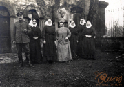 Gruppenbild von Soldaten und Nonnen vor historischem Hintergrund im frühen 20. Jahrhundert