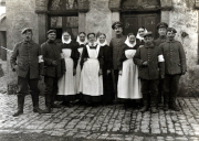 Soldaten und Sanitäter in historischer Fotosituation während des Ersten Weltkriegs in Europa