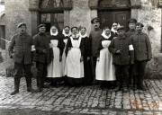 Soldaten und Sanitäter in historischer Fotosituation während des Ersten Weltkriegs in Europa