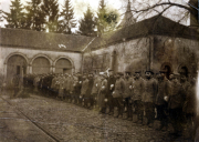 Soldaten der Heer, in Uniform, aufgestellt vor historischen Gebäuden, während des frühen 20. Jahrhunderts