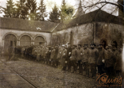 Soldaten der Heer, in Uniform, aufgestellt vor historischen Gebäuden, während des frühen 20. Jahrhunderts
