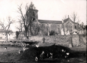 Der historische Kirchenbau in Heer, umgeben von Hühnern und landwirtschaftlichem Betrieb im späten 19. Jahrhundert