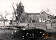 Der historische Kirchenbau in Heer, umgeben von Hühnern und landwirtschaftlichem Betrieb im späten 19. Jahrhundert