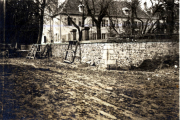 Einblicke in eine ländliche Szene mit einem Gebäude und einer Baustelle in der Natur