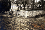 Einblicke in eine ländliche Szene mit einem Gebäude und einer Baustelle in der Natur