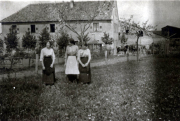 Bäuerinnen in traditionellen Kleidern auf einem Landgut während des frühen 20. Jahrhunderts