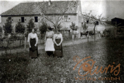 Bäuerinnen in traditionellen Kleidern auf einem Landgut während des frühen 20. Jahrhunderts