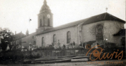 Heimelige Atmosphäre in einem historischen Dorf mit Kirche und Friedhof am frühen Morgen