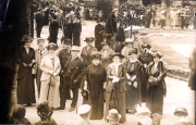 Gruppenbild von Damen und Herren im Park während eines festlichen Anlasses um 1900