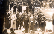 Gruppenbild von Damen und Herren im Park während eines festlichen Anlasses um 1900