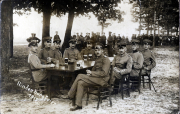 Zusammenkunft deutscher Offiziere im Jahr 1917 im Freien bei Hindenburg