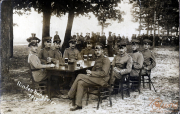Zusammenkunft deutscher Offiziere im Jahr 1917 im Freien bei Hindenburg