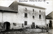 Historisches Bild einer Gruppe von Menschen vor einem traditionellen Gebäude in Heer, 19. Jahrhundert