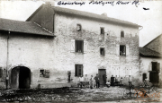 Historisches Bild einer Gruppe von Menschen vor einem traditionellen Gebäude in Heer, 19. Jahrhundert