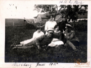 Gruppenfoto mit Soldaten und Frauen im Jahr 1915 in Mittenberg