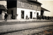 Soldaten der Heer verlassen den Bahnhof in einer ländlichen Umgebung während des Ersten Weltkriegs