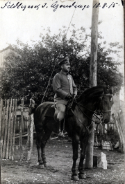 Ein Offizier der Heer reitet auf einem Pferd während des Ersten Weltkriegs am 10. August 1915