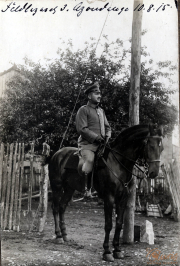 Ein Offizier der Heer reitet auf einem Pferd während des Ersten Weltkriegs am 10. August 1915