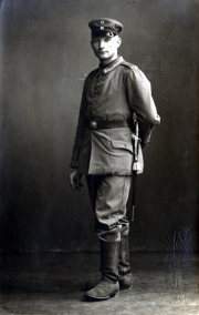 Soldat in historischer Uniform aus der Zeit des Ersten Weltkriegs in einem Studio