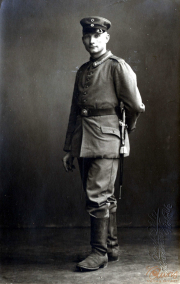 Soldat in historischer Uniform aus der Zeit des Ersten Weltkriegs in einem Studio