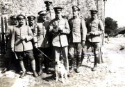 Historisches Gruppenbild von Offizieren der Heer mit Hund, circa 1910