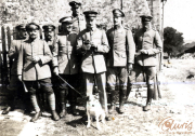 Historisches Gruppenbild von Offizieren der Heer mit Hund, circa 1910