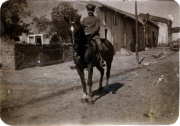Soldat auf einem Pferd in einer ländlichen Umgebung während des Ersten Weltkriegs