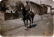 Soldat auf einem Pferd in einer ländlichen Umgebung während des Ersten Weltkriegs