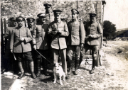 Militärische Offiziere mit einem Hund vor einem Gebäude in der ländlichen Umgebung während des Ersten Weltkriegs