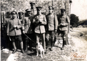 Militärische Offiziere mit einem Hund vor einem Gebäude in der ländlichen Umgebung während des Ersten Weltkriegs