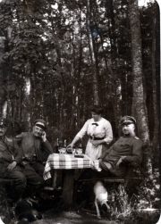 Soldaten der Heer entspannen sich in einem Waldcafé während des Ersten Weltkriegs