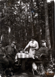 Soldaten der Heer entspannen sich in einem Waldcafé während des Ersten Weltkriegs