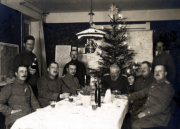Weihnachtsfeier der Heer-Mitarbeiter in festlich geschmücktem Zimmer
