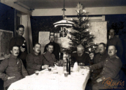 Weihnachtsfeier der Heer-Mitarbeiter in festlich geschmücktem Zimmer