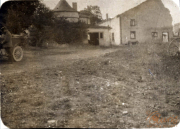 Historisches Dorf mit Häusern und einem Pferdewagen auf einer unbefestigten Straße in der Schweiz