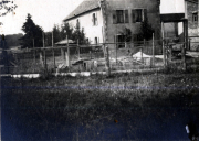Heimische Landschaft mit einem Wohnhaus und Umzäunung bei Tageslicht