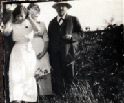 Eine Gruppe von Menschen steht im Freien und genießt die Natur um 1920