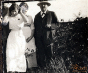Eine Gruppe von Menschen steht im Freien und genießt die Natur um 1920