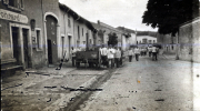 Soldaten der Heer marschieren durch eine historische Straße mit einem Handwagen