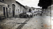 Soldaten der Heer marschieren durch eine historische Straße mit einem Handwagen