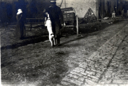 Soldat mit Hund in einer zerstörten Stadt nach dem Krieg