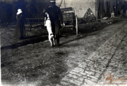 Soldat mit Hund in einer zerstörten Stadt nach dem Krieg