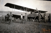 Keine Identifikation des Flugzeugs, ein Heer mit Soldaten und Zivilisten auf einem Feld zwischen 1914 und 1918